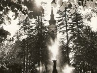 Sv. Lovro. Fontana u gradskom parku i karijatide su rad kipara Lovre Findrika postavljene 1953. godine. Trenutno na restauraciji